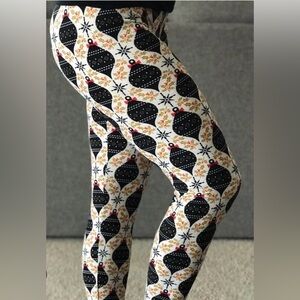 NWT New Mix Holiday Black and Gold Ornament Leggings plus size fits 16-24